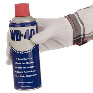 اسپری روان کننده wd40 در دست