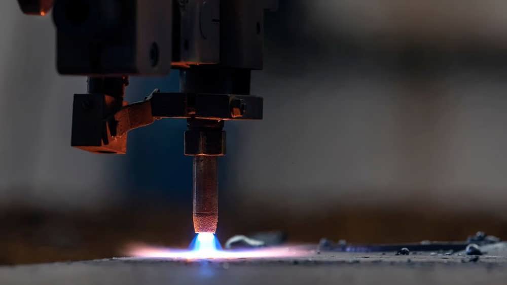 برش پلاسما در حال برش دادن ظرف استیل در کارخانه