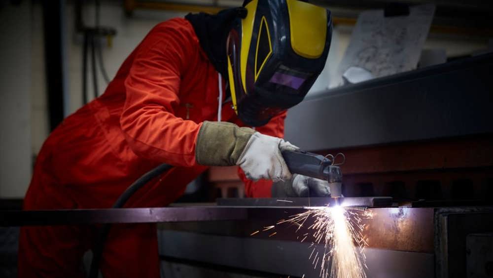 مهندس در حال برش با دستگاه برش پلاسما